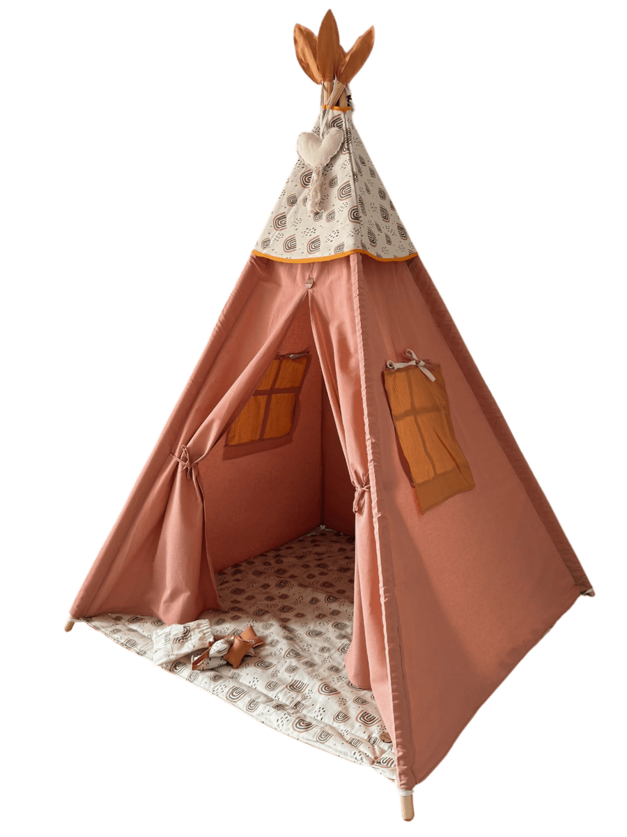 Carpa tipi rosa empolvado con capuchón floreado, ventanitas, plumones y base acolchonada.